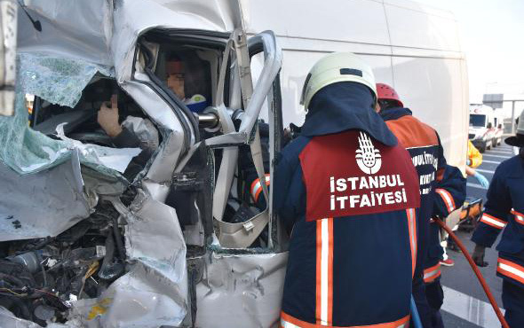 İstanbul-Ankara yolunda TIR devrildi! Trafik felç