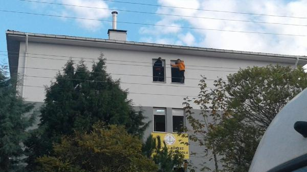 Lisede korku dolu anlar! Pencereye çıktı ve...