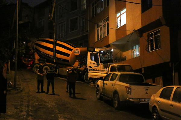 Beton mikseri yatak odasına girdi!