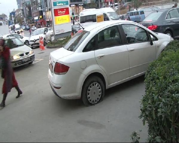 Lastiği patlatılan otomobilden 2 kilo altın çalındı!