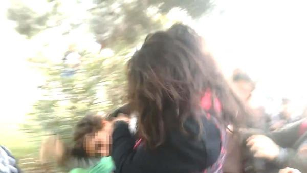 Ortaokul öğrencisi kızlar saç saça böyle kavga etti!