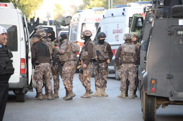 Diyarbakır'da PKK'nın hücre evine operasyon: 1 şehit