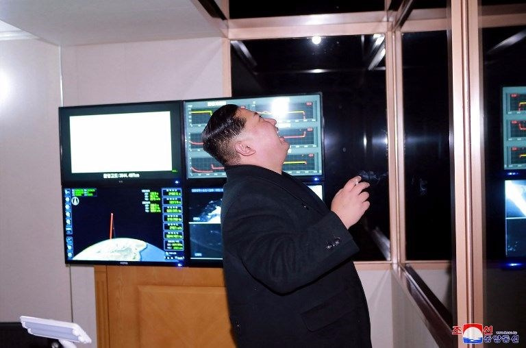 Kuzey Kore lideri, balistik füze denemesine böyle sevindi!