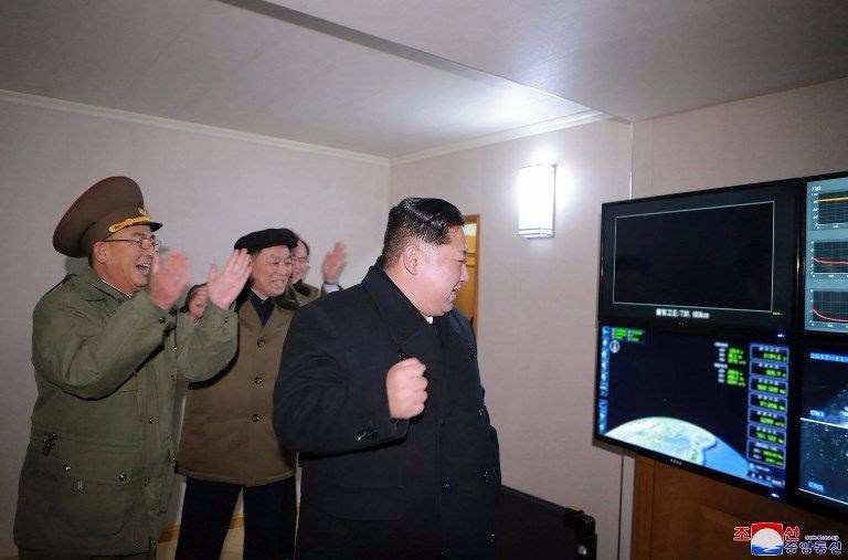 Kuzey Kore lideri, balistik füze denemesine böyle sevindi!