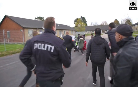  Danimarkalı bakan makam aracıyla mültecileri ezdi geçti