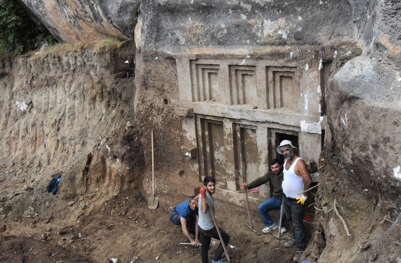Antalya'da yerin 4 metre altından çıktı arazi sahibi şaşkın