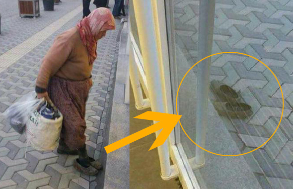 Bankaya çamurlu ayakkabılarını çıkarıp giren kadının görüntüleri