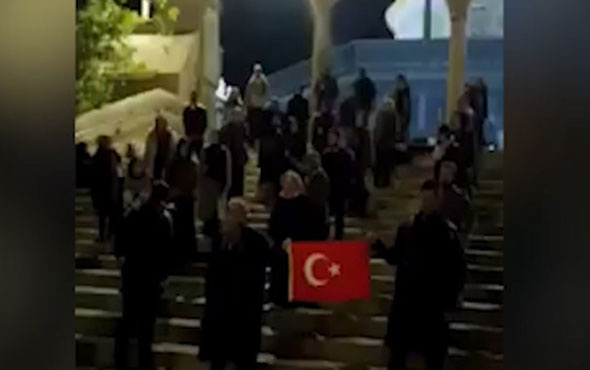 Türk öğrencilerden Mescid-i Aksa'da bayraklı protesto