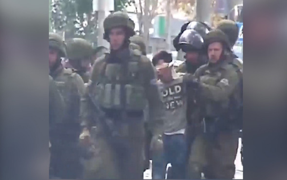 İntifadanın sembolü olan Filistinli genç böyle tutuklandı