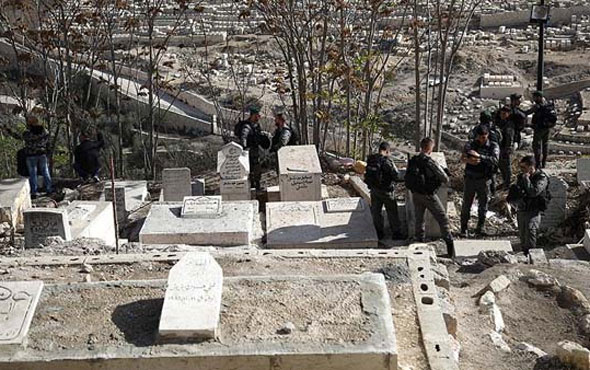 İsrail polisi Müslüman mezarlığına saldırdı