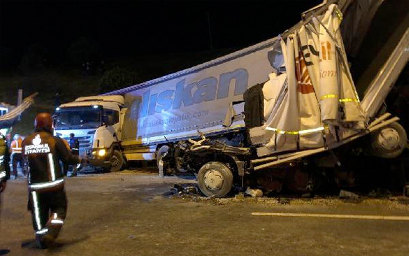 Kurtköy TEM Otoyolu'nda feci kaza; 1 ölü 2 yaralı