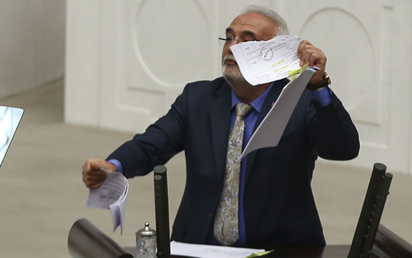 AK Partili Elitaş Meclis kürsüsünde  'Man Adası' belgelerini yırttı