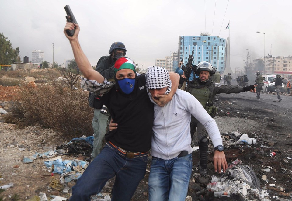 Şok fotoğraflar: Yüzleri maskeli İsrailli askerler sahnede!