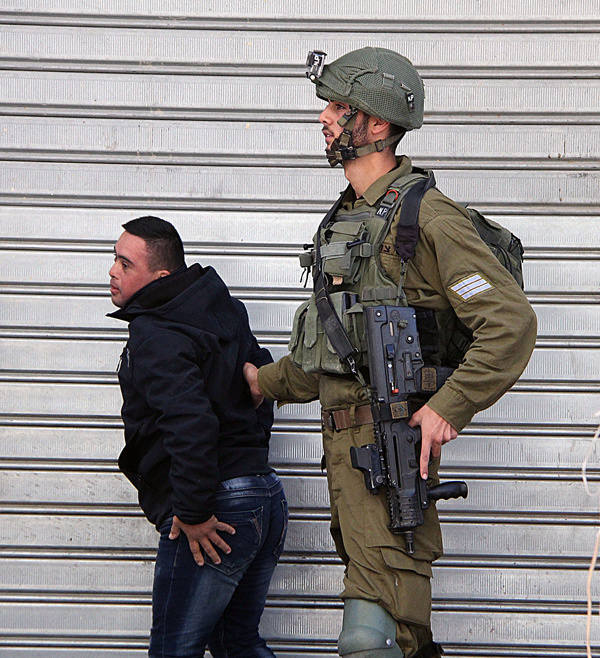 İsrail askerinin zulmettiği Filistinli genç sessizliğini bozdu