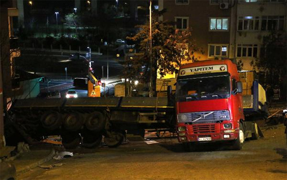 İstanbul'da TIR dehşeti! Freni boşaldı, 6 otomobili...