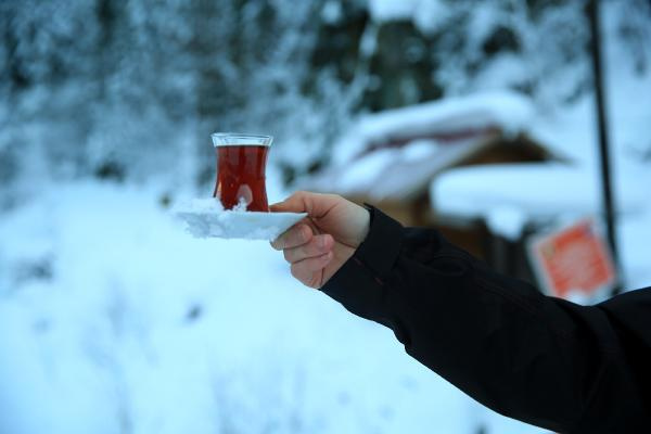 Kar suyuyla çay demlenirse ne olur? Türkiye birincisi anlattı
