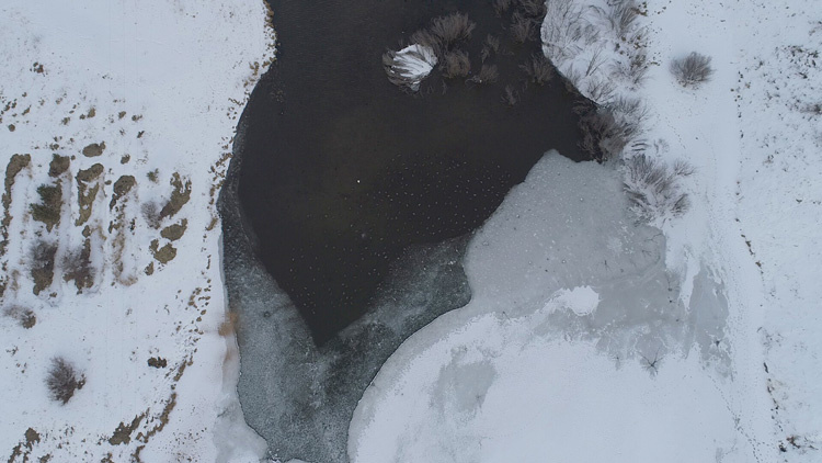 Gölün yüzeyi buz tuttu ortaya kartpostallık görüntüler çıktı