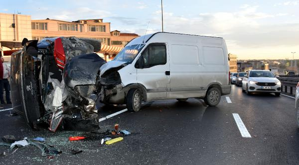 İstanbul'da E-5'te kaza! Trafik kilitlendi