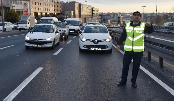 İstanbul'da E-5'te kaza! Trafik kilitlendi