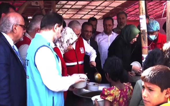 Başbakan Yıldırım, Arakanlı Müslüman mültecilere yemek dağıttı 