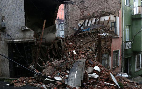 İstanbul Beyoğlu'nda panik: İki katlı bina çöktü!