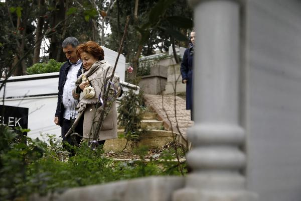 Berna Yılmaz oğlunun mezarı başında dua etti gözyaşı döktü