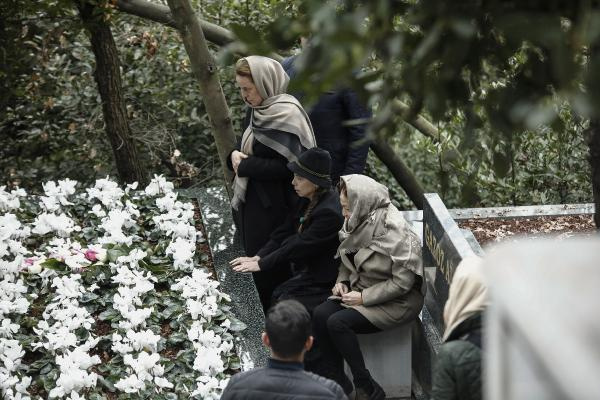 Berna Yılmaz oğlunun mezarı başında dua etti gözyaşı döktü