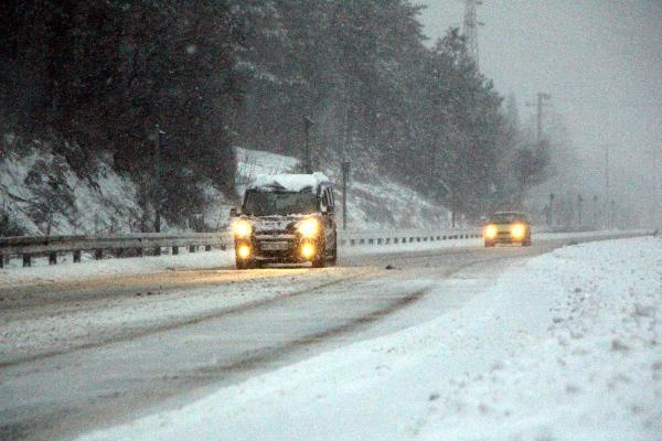 Beyaz çile başladı! Bolu Dağı'nda ulaşıma kar engeli