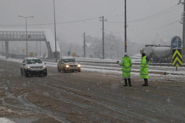 Beyaz çile başladı! Bolu Dağı'nda ulaşıma kar engeli