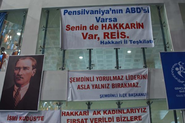 Cumhurbaşkanı Erdoğan için sürpriz Kürtçe pankart!