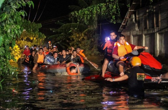Feci görüntüler! Filipinler'i tropikal tayfun vurdu yüzlerce ölü var