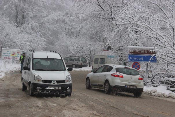 Kardan yol kapandı, kilometrelerce kuyruk oluştu!