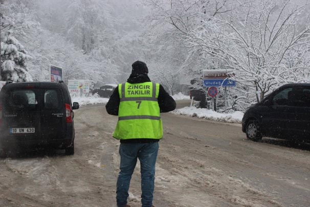 Kardan yol kapandı, kilometrelerce kuyruk oluştu!