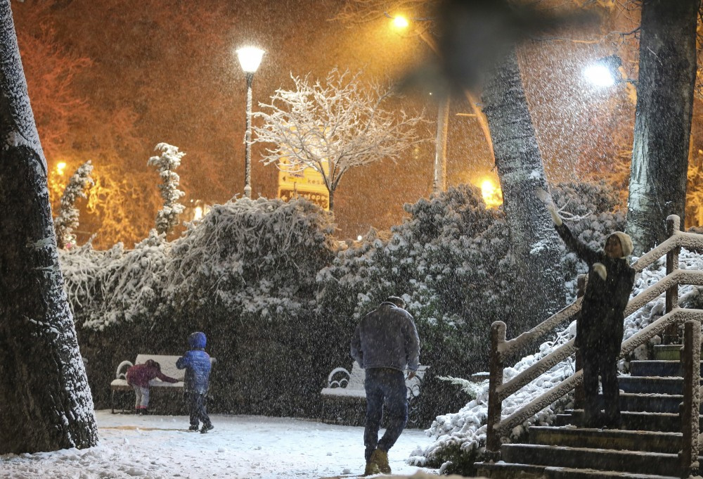 Kar yağışı Ankara'yı beyaza bürüdü