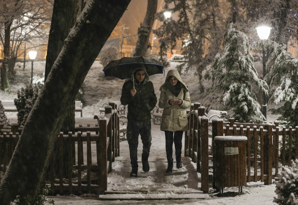 Kar yağışı Ankara'yı beyaza bürüdü