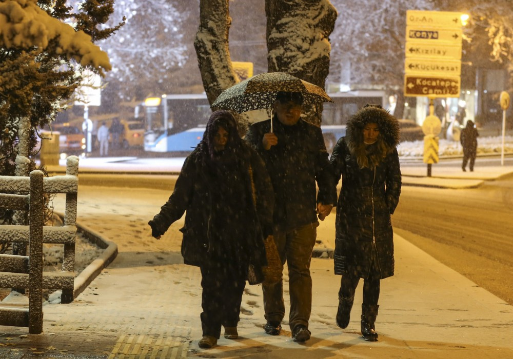 Kar yağışı Ankara'yı beyaza bürüdü