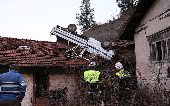 80 metrelik uçurumdan evin çatısına düştü!