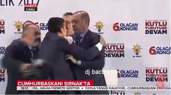 Cumhurbaşkanı Erdoğan'a sarılan adam kim çıktı? Zaafiyet mi var?