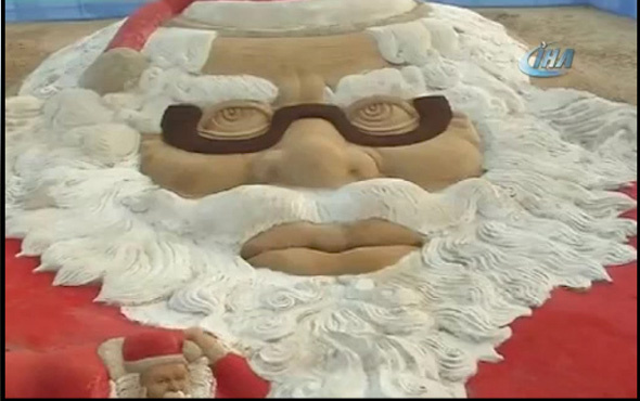  Kumdan en büyük Noel Baba heykeli