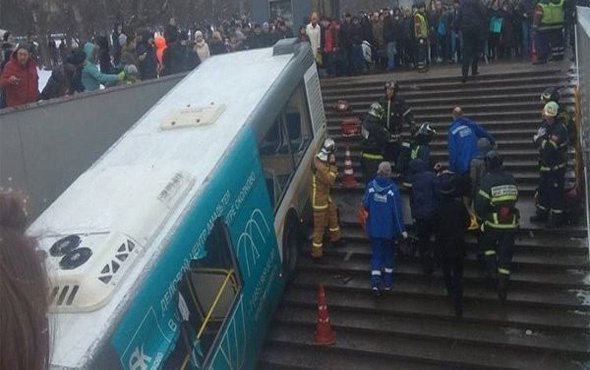 Rusya'da otobüs yayaların arasına daldı! O anlar kamerada