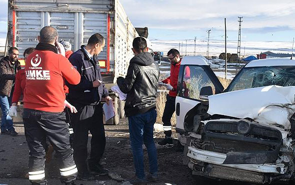 Askeri araç ile TIR çarpıştı! Yaralı askerler var