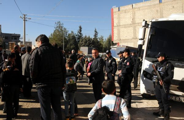 Zabıtayla baş edemeyince takma dişlerini çıkarıp...