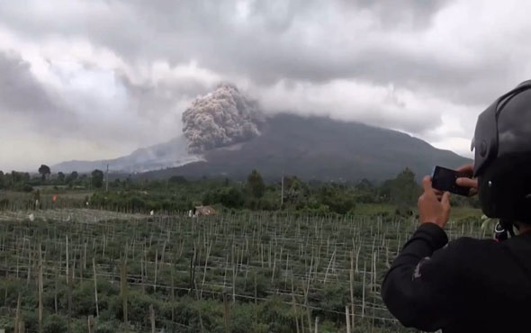 Sinabung Dağı'ndaki yanardağ patladı