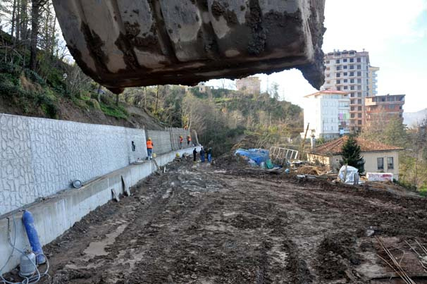 Evler yan yattı yollar çöktü! Tüm mahalle boşaltılıyor