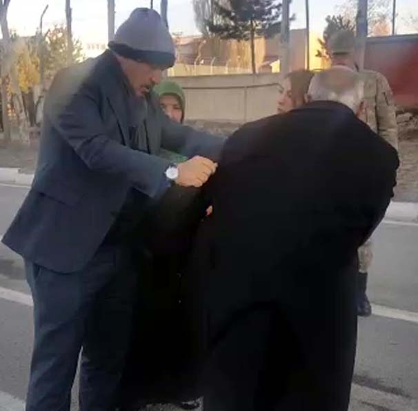 AK Partili vekil üşüyen asker babasına paltosunu verdi