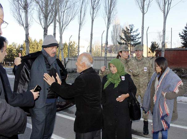 AK Partili vekil üşüyen asker babasına paltosunu verdi