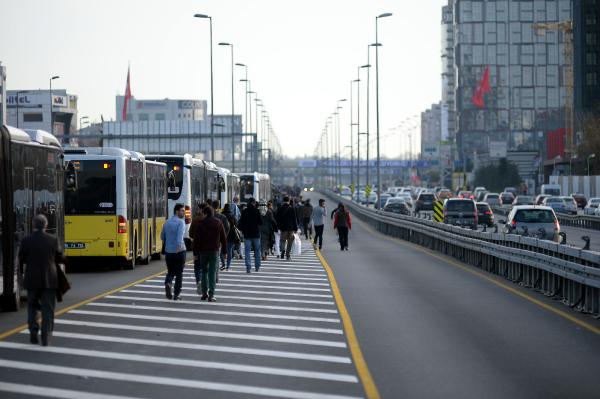 İstanbul'da metrobüs kazası! İşte ilk görüntüler
