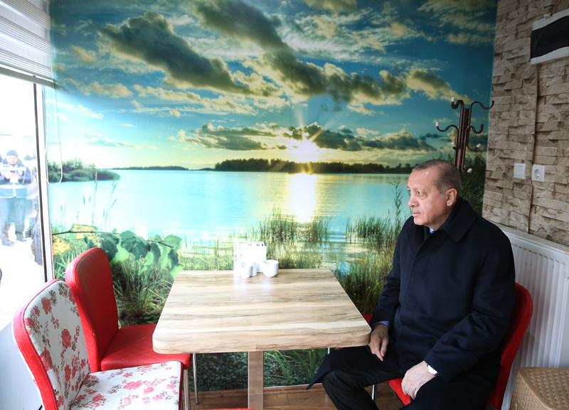 Cumhurbaşkanı Erdoğan esnafla börekçide