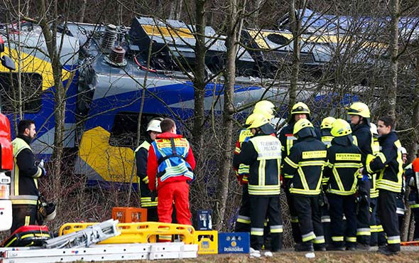Almanya'da yük treni ile yolcu treni çarpıştı: 50 yaralı