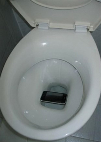Böylesini daha önce hiç görmediniz telefonu tuvalete düştü ama...